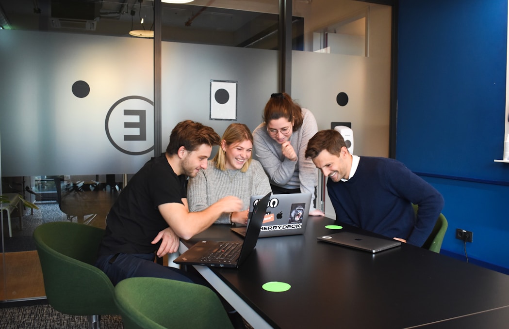 Equipe analisando resultados em reuniao